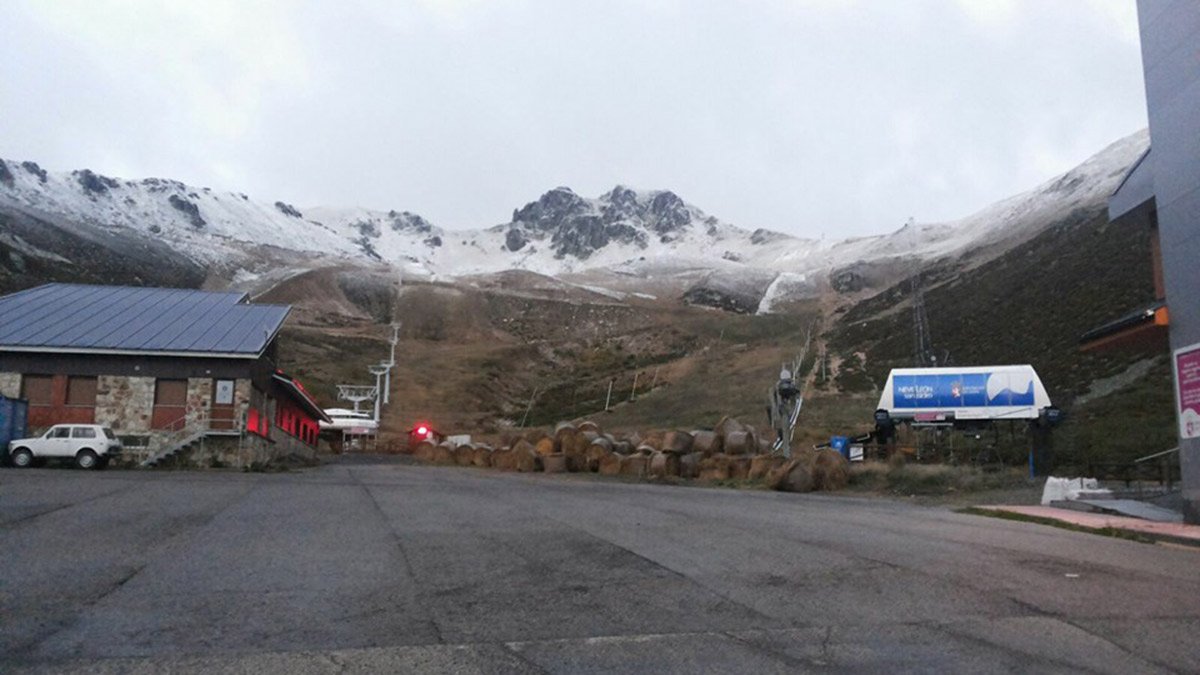 LNCleon's tweet photo. Las primeras nevadas de la provincia #leonesp Foto: @MayoJos https://t.co/cbaU1KAaeX https://t.co/nQC5ZuJIwz