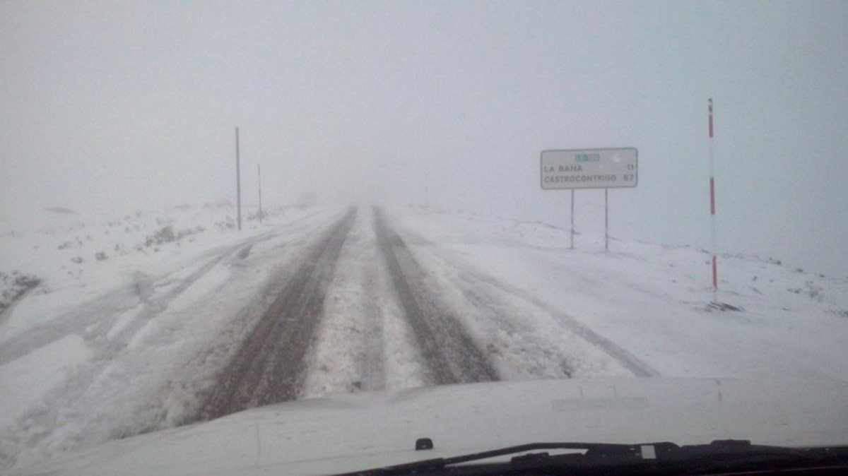 LNCleon's tweet photo. Las primeras nevadas de la provincia #leonesp Foto: @MayoJos https://t.co/cbaU1KAaeX https://t.co/nQC5ZuJIwz