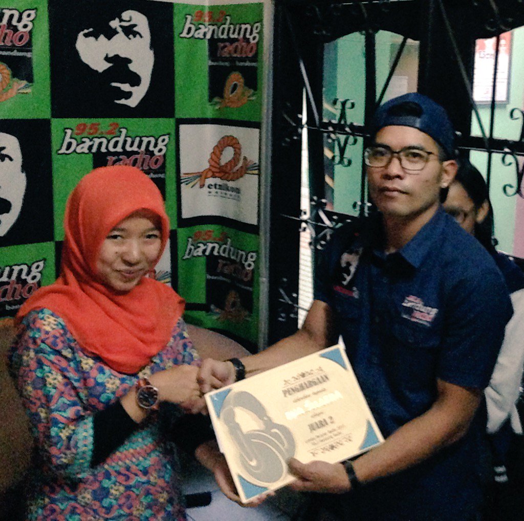 bandungradio952's tweet photo. juara3 #LPR2015 *lomba penyiar radio* @eha_project selamat ya.. #SumpahAh #Bandung https://t.co/1tnwiVs0lM