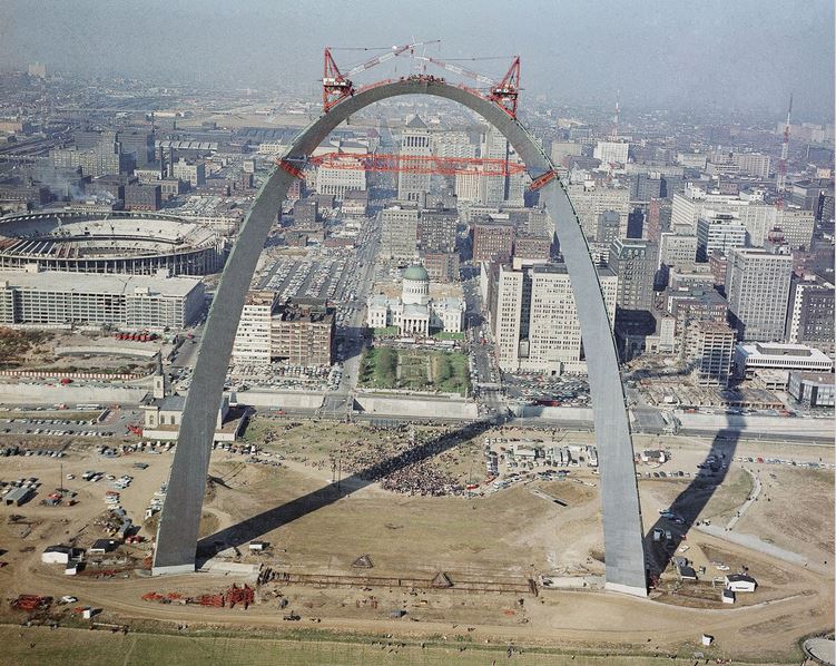 BettingSitesCom's tweet photo. Today in 1965 construction of the St. Louis Arch is completed. https://t.co/JLyVzUCP1y