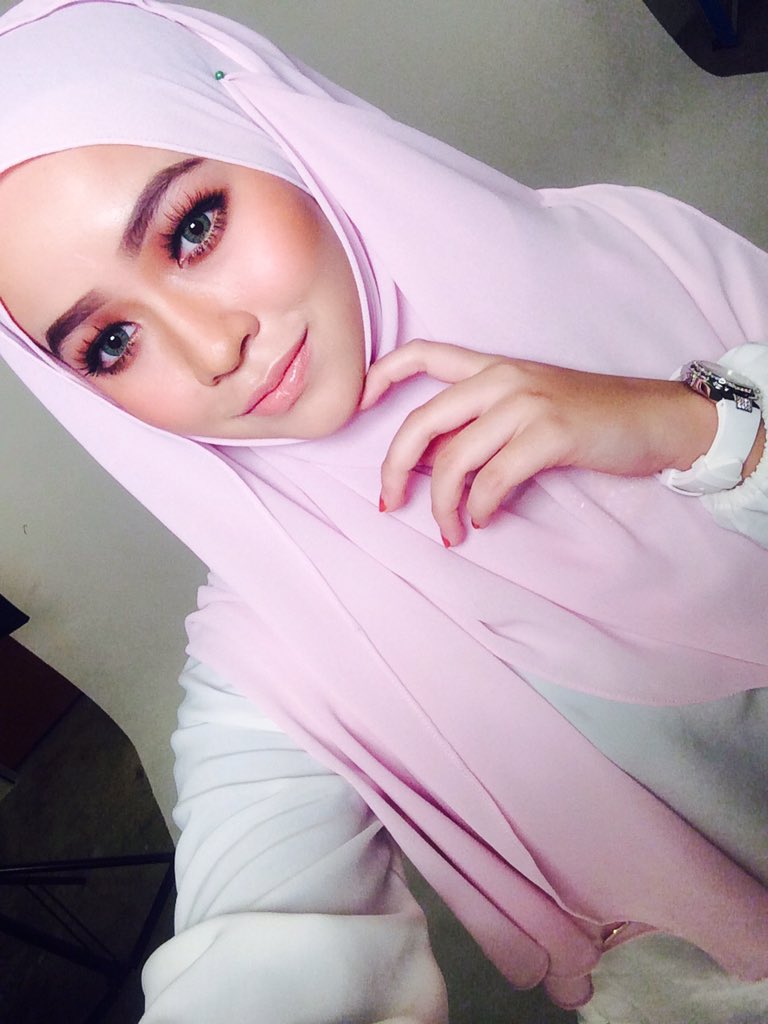 FaraLisaMzmn's tweet photo. Makeup by @syedewa wahh love  it shoot for magazine Hijabista💕 https://t.co/TxDCHF4ppa