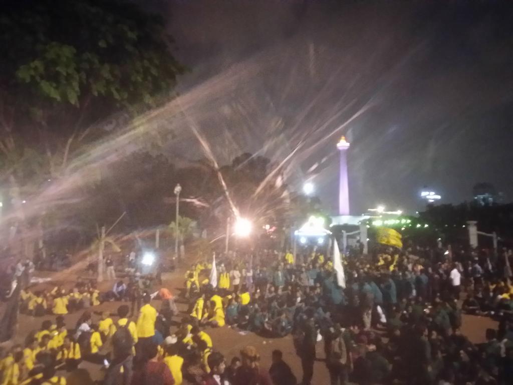 Kondisi massa aksi mahasiswa saat ini, beristirahat sejenak di depan Istana Negara. Hidup mahasiswa! #SidangRakyat