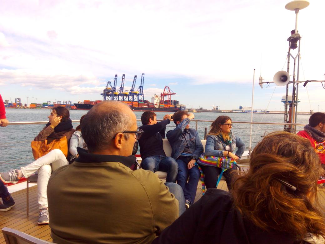 VRBOLUFER's tweet photo. Y ahora paseito con el barco para ver mejor el puerto en pleno funcionamiento. https://t.co/3wgiPhtaLM
