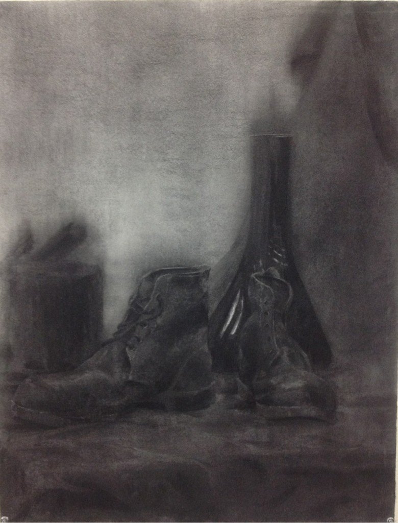 基礎部強化は科別課題です。 これは油絵コースの黒いものだけの静物デッサン。K君のデッサンです。木炭の微妙な色が出てます。明日からは白いモチーフ。  楽しみです。講師の川口でした。, image size:780x1024