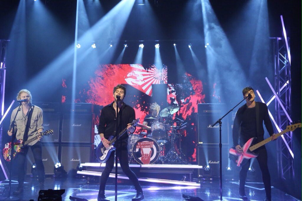 5SOSxWWUpdates's tweet photo. 5sos performing HEYYY EVERYBODY #5SOSTODAY #entertainingus #5SOSARIA ~ali https://t.co/Rp7cjYfBfS