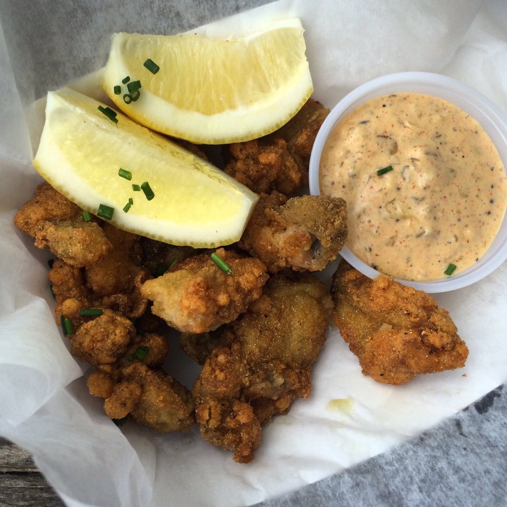 Huîtres frites au restaurant #thecanteen à <a href="/PtownTourism/">Provincetown, MA</a>. Cantine à découvrir <a href="/boucheesX2/">boucheesX2</a> <a href="/Onsenfood/">On s'en food!</a> <a href="/MtlOysterfest/">Mtl Oysterfest!</a>