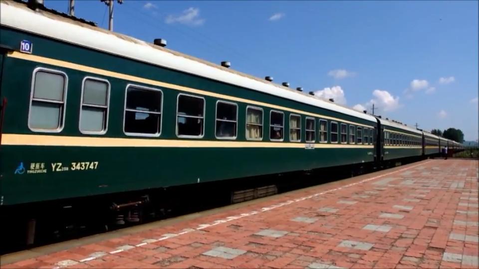 新空调硬座普快卧 緑皮車の色合いバージョン解説 色褪せではないことに注意 全検工場や時期によって違います 写真の順に解説 北方色 濃緑 クリーム線 南方色 淡緑 イエロー線 中間色 濃緑 イエロー線 新緑皮 濃緑 イエロー線 快速帯 T 新空调硬座普快卧 緑皮車の色合いバージョン解説 色褪せではないことに注意 全検工場や時期によって違います 写真の順に解説 北方色 濃緑 クリーム線 南方色 淡緑 イエロー線 中間色 濃緑 イエロー線 新緑皮 濃緑 イエロー線 快速帯 T