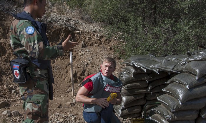 guardian's tweet photo. Daniel Craig: we must not live and let die in the face of global landmine threat https://t.co/PiJALWuIXO https://t.co/sZWpwoNVGI