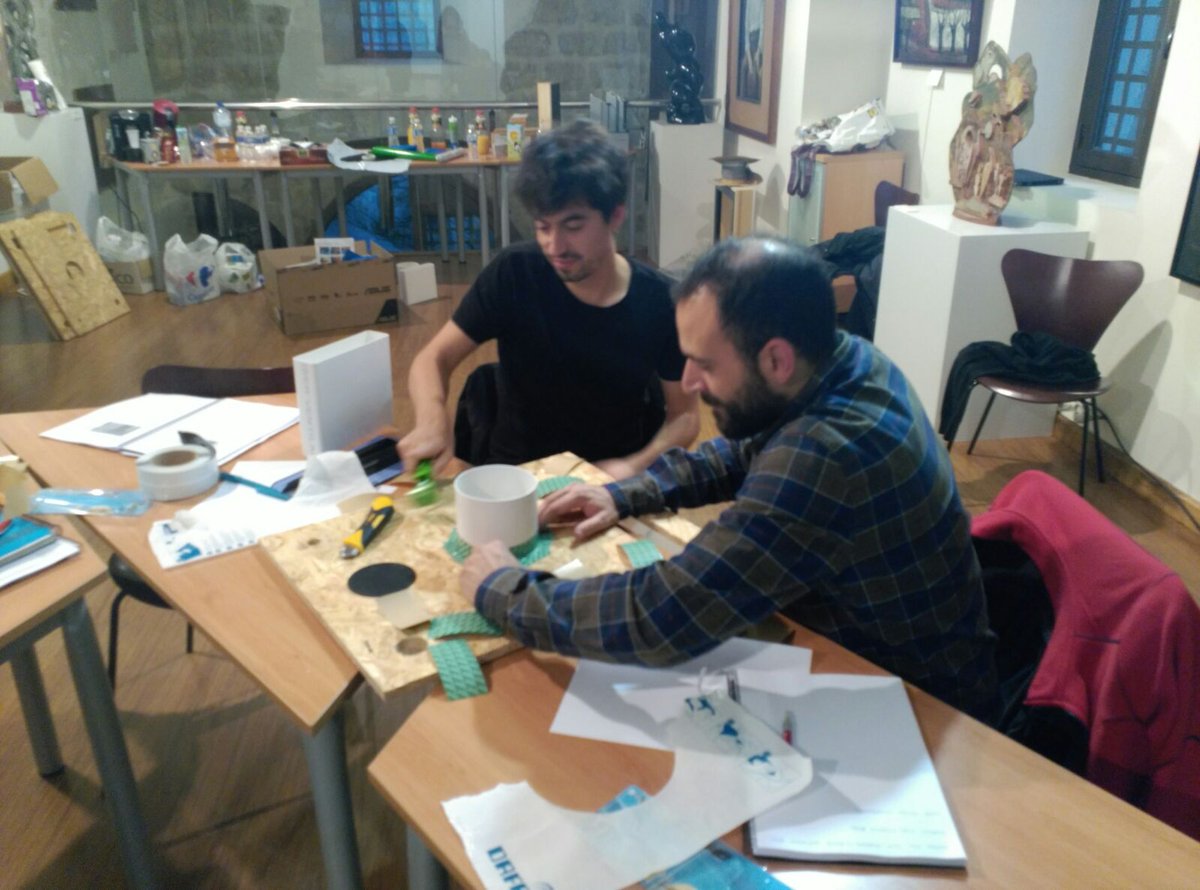 zepassiv's tweet photo. Esta semana los alumnos asistentes al curso Passivhaus de Técnicos de Ejecución de Obra reflexionan para el examen. https://t.co/ZuDnQQ3AZh
