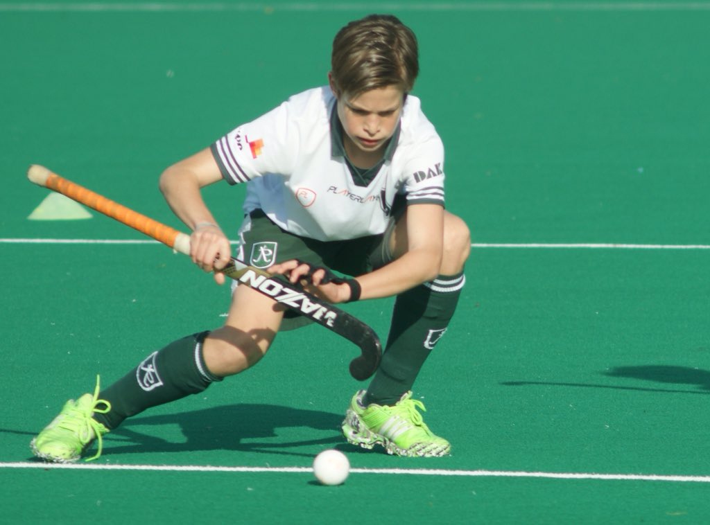 vicv01's tweet photo. how to stop a penalty corner ! @mazonhockey always on target ! @PlayerLayer #teammazon @HCRotterdam @HCRotterdamJB1 https://t.co/fgORXXsu3y