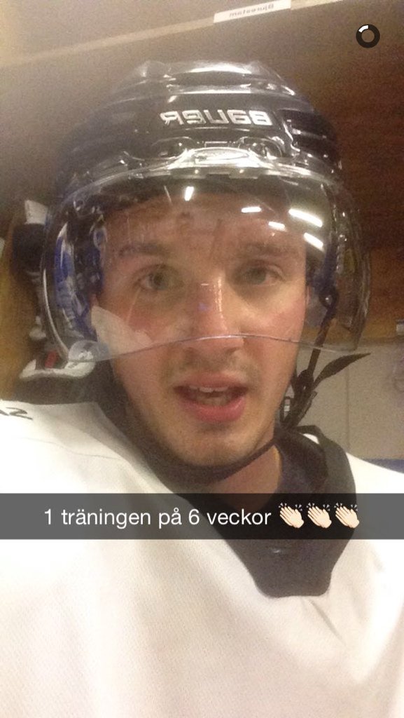 HazzeJr's tweet photo. @bjurras Måste man ha framrutan från en buss som visir i Norge eller? #weinhandl https://t.co/1sRKn0zkiA