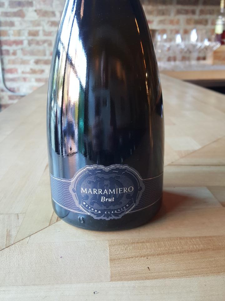 BasculeChicago's tweet photo. New by the glass.  Marramiero's sparkling Trebbiano.  Fresh, mineral and bright.  @MarramieroVini https://t.co/rW6ZKFAPza