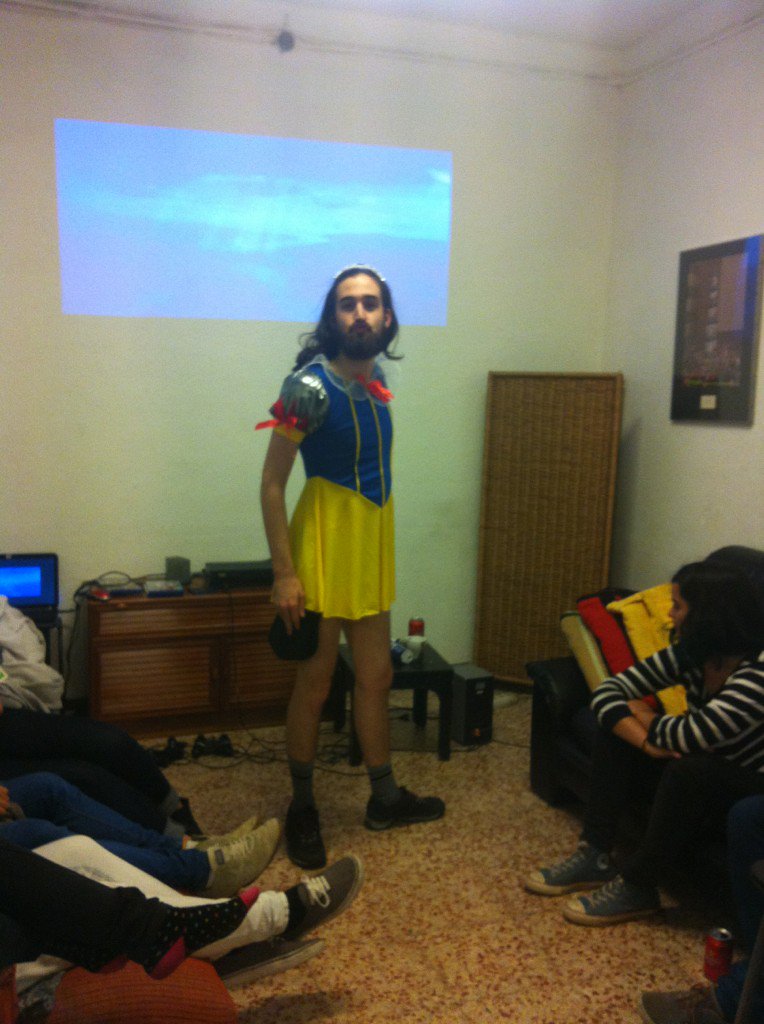 LocalTresA's tweet photo. El conductor de la vetllada @FlyAzu  presenta la nit de #Frozen a la tresA @arreplegats @c20azu https://t.co/YX9rLxZWTP