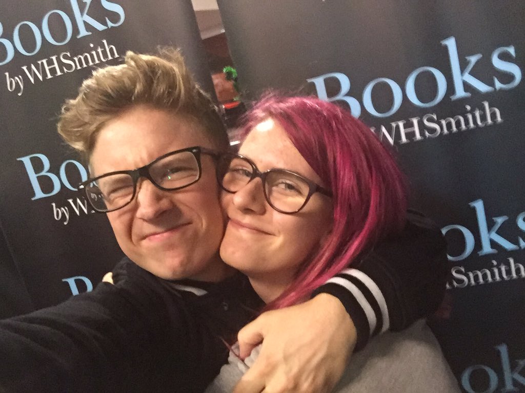 cosmospml's tweet photo. @tyleroakley Aww โค๏ธ๐จ #BingeTour https://t.co/gofTneO601