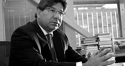 lasillavacia's tweet photo. Este es Alejandro Linares, el nuevo magistrado de la Corte Constitucional https://t.co/22ohh7noyA https://t.co/b65UaKicwL