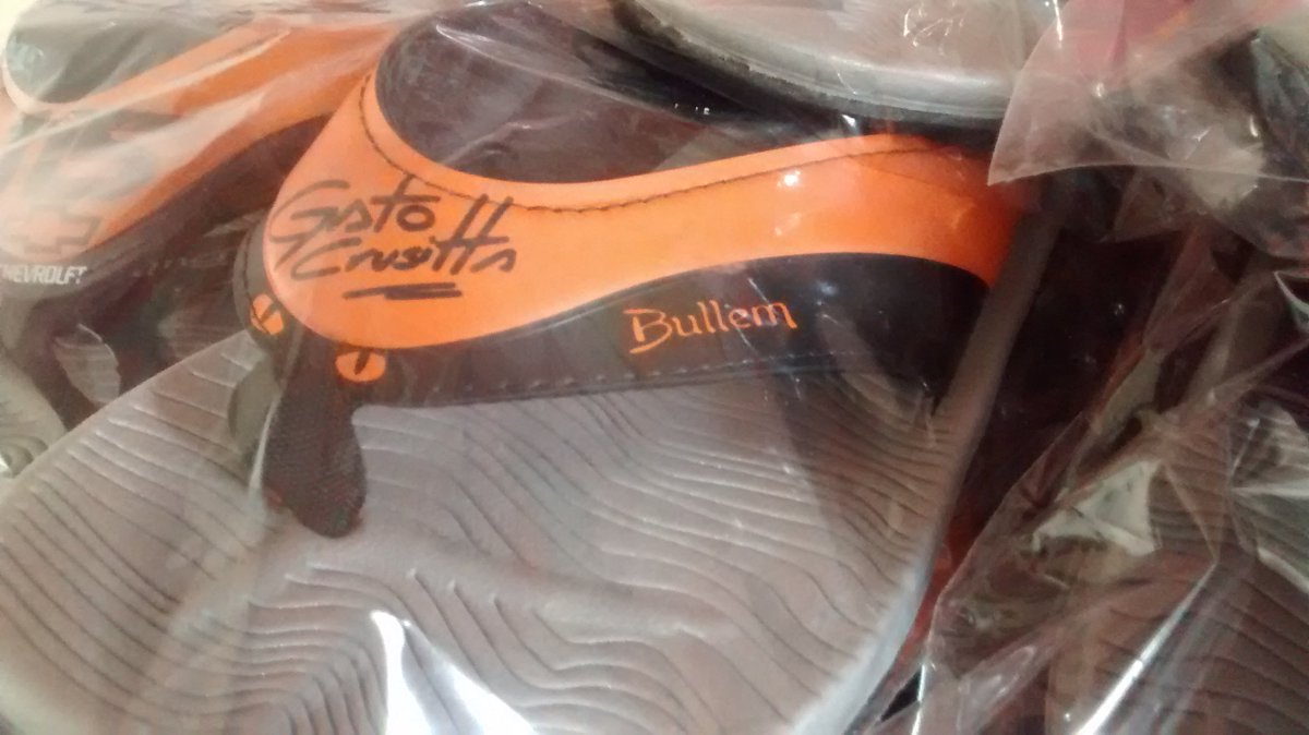 arielguzman2307's tweet photo. @gatocrusitta entregando los primeros pedidos de ojotas #bullem
las podes comprar aca https://t.co/NvL6jYmW4Y https://t.co/JEHQspWEvh