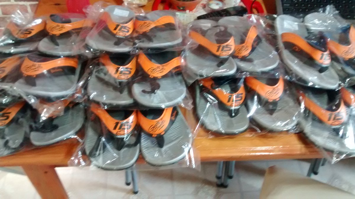 arielguzman2307's tweet photo. @gatocrusitta entregando los primeros pedidos de ojotas #bullem
las podes comprar aca https://t.co/NvL6jYmW4Y https://t.co/JEHQspWEvh