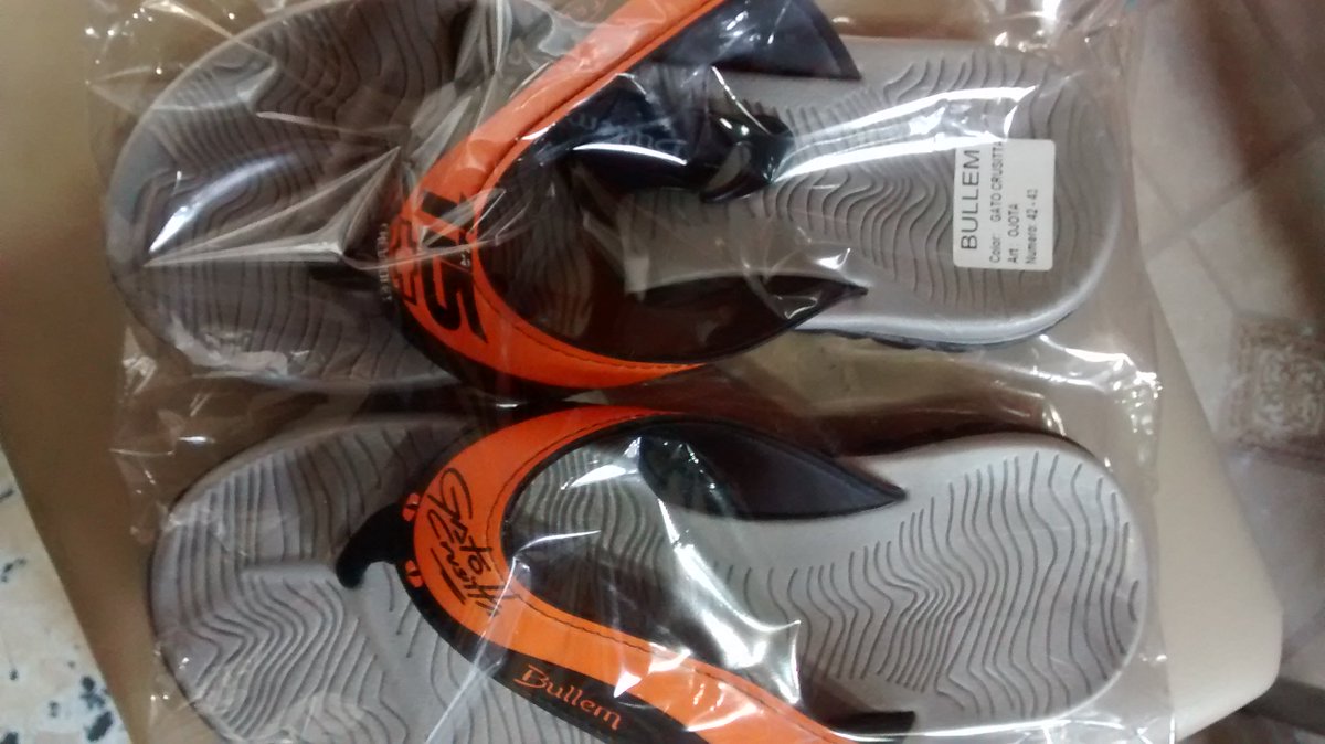 arielguzman2307's tweet photo. @gatocrusitta entregando los primeros pedidos de ojotas #bullem
las podes comprar aca https://t.co/NvL6jYmW4Y https://t.co/JEHQspWEvh
