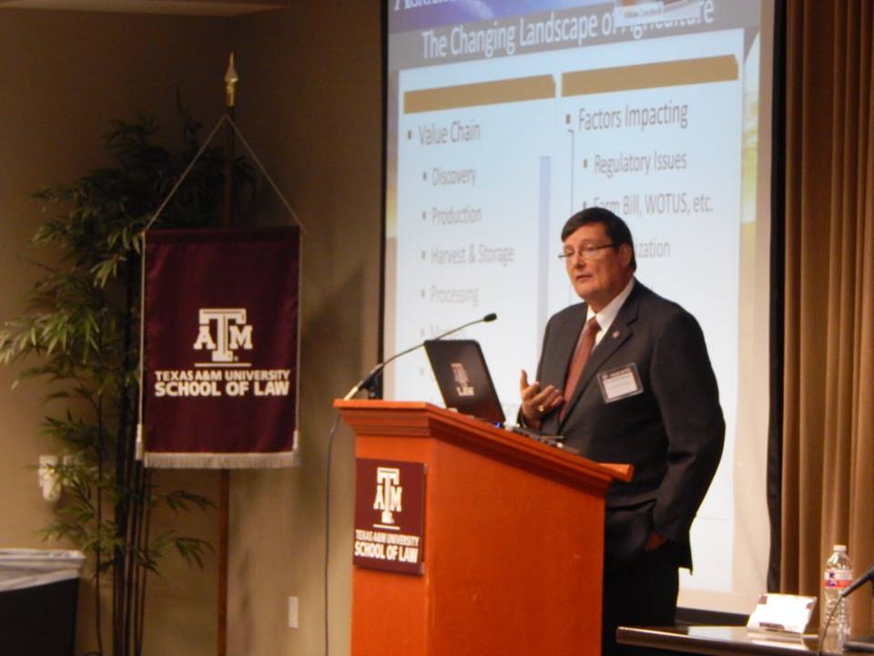 TAMU_Law_Review's tweet photo. Dr. Mark Hussey (@aglifesciences) did a wonderful job kicking off #FarmtoTable15 last week. #agriculture #agchat https://t.co/mxmv4ll2IU