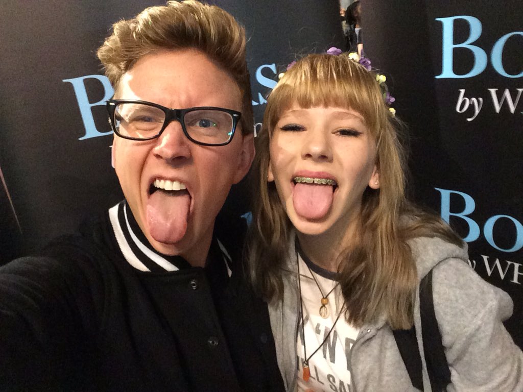xocharlottie's tweet photo. Meeting @tyleroakley <3 something that has been a goal for a long time๐ #BINGEBOOK #BingeTour https://t.co/DA64l2Nshg