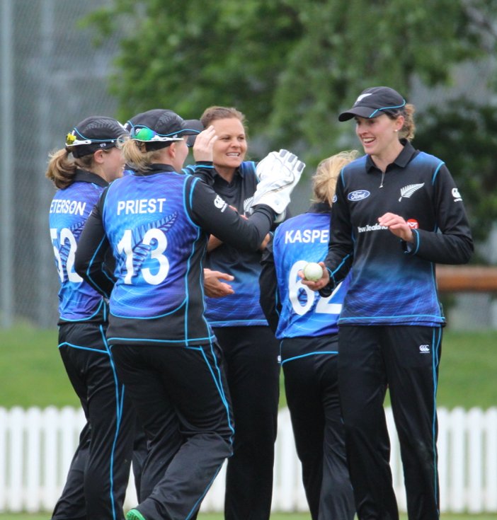 WHITE_FERNS's tweet photo. Wicket third ball for @sophdevine77! Jayagani bowled, Sri Lanka 1/1 in the 2nd over #WFvSL #SoDevine https://t.co/AIIMbrpouC