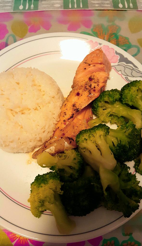 Cynthesis225's tweet photo. OMeGaaa it's salmon!! @UWsarahTA #URwhatUtwEat @UW_URWhatUTwEat https://t.co/0JoiTg4kXO