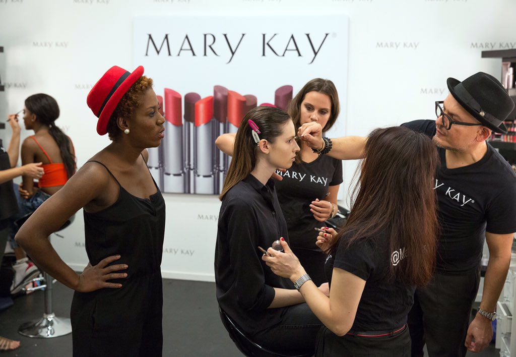 luiscascomakeup's tweet photo. All about #teamwork at the @MaryKay Studio @projectrunway. #SeasonThrowback w #DesignerMerline. Thx team 😘 https://t.co/ocLBr3w7KY