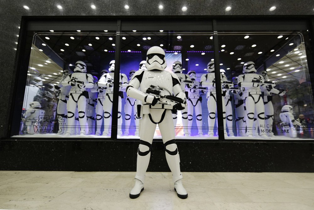 La puissance du Premier Ordre en vitrine aux <a href="/Galeries_Laf/">Groupe Galeries Lafayette</a>. #StarWarsxGL