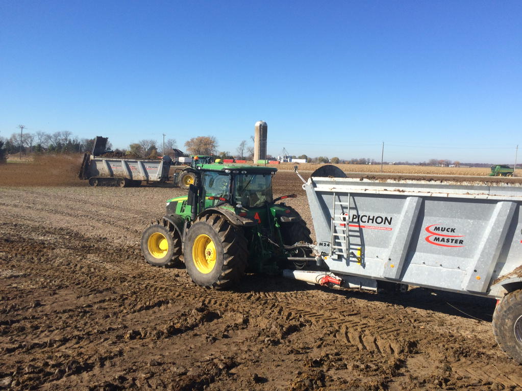 davenoorloos0's tweet photo. Spreading some beef manure today! #Pichon #MuckMaster M24 #farm365 https://t.co/xNh0gOiBYc
