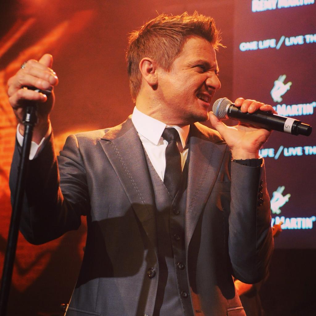RemyMartinCarib's tweet photo. Jeremy Renner showed his talent as a musician at the One Life / Live Them launch party in NYC #onelifelivethem https://t.co/mywq1N0JxQ