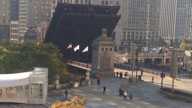 Michigan Avenue bridge over Chicago River stuck open: chicagotribune.com/news/local/bre…