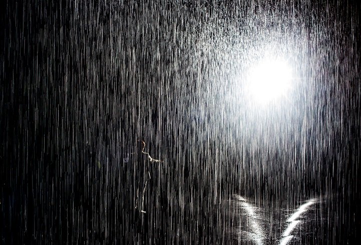 mymodernmet's tweet photo. .@rAndomHQ's indoor #RainRoom—where visitors don't get wet—arrives in #LosAngeles https://t.co/Ya7jem4Zjl @LACMA https://t.co/mWijU3UXZz