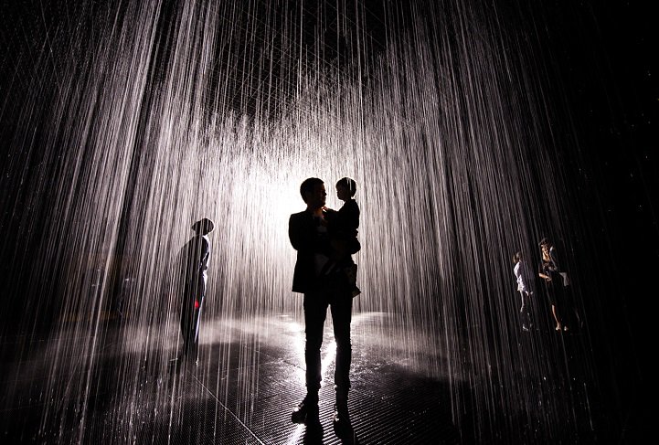mymodernmet's tweet photo. .@rAndomHQ's indoor #RainRoom—where visitors don't get wet—arrives in #LosAngeles https://t.co/Ya7jem4Zjl @LACMA https://t.co/mWijU3UXZz
