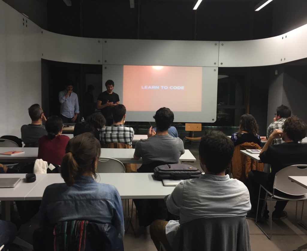 isaezdesign's tweet photo. Learn to code! los #designers han comenzado a temblar en la sala @UXacademy_es #PairDesigning https://t.co/ZwQt6kHTEf