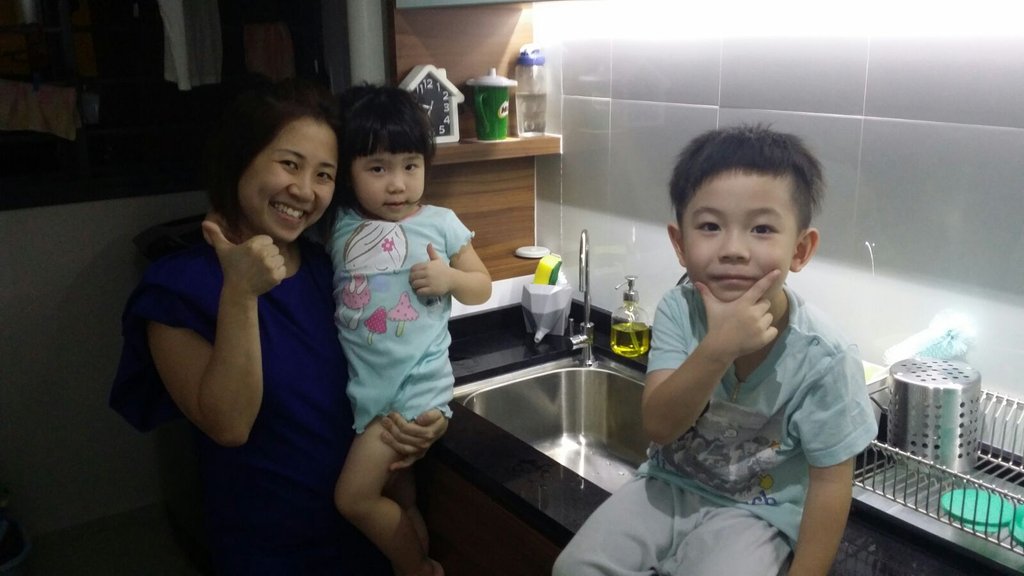 hydro_flux's tweet photo. A fun loving family installed our free undersink alkaline water system..

While stock lasts!

+65 98111771 https://t.co/1VggSZXhLv