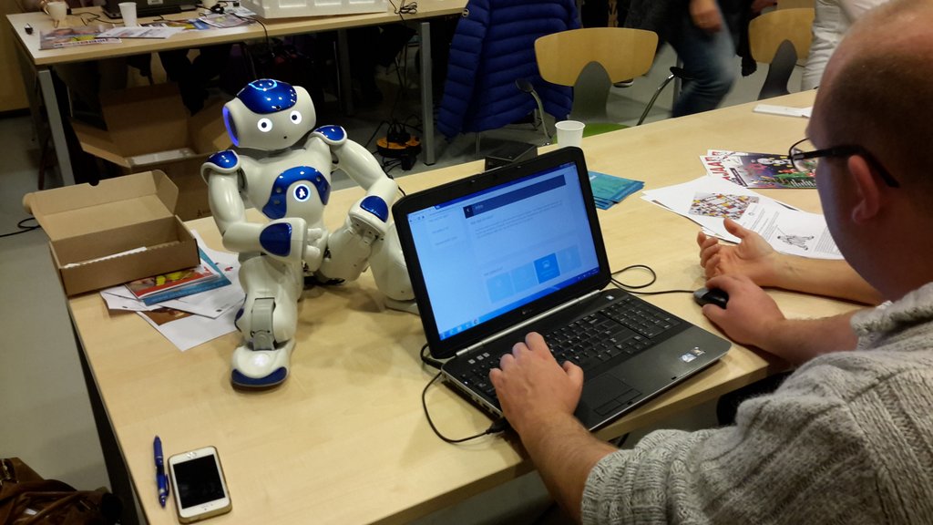 DirtyDeef's tweet image. Start met pilot  #Onderwijsrobot in het basisonderwijs. Met sponsoring van de CONN komt de robot ook naar Nuenen.