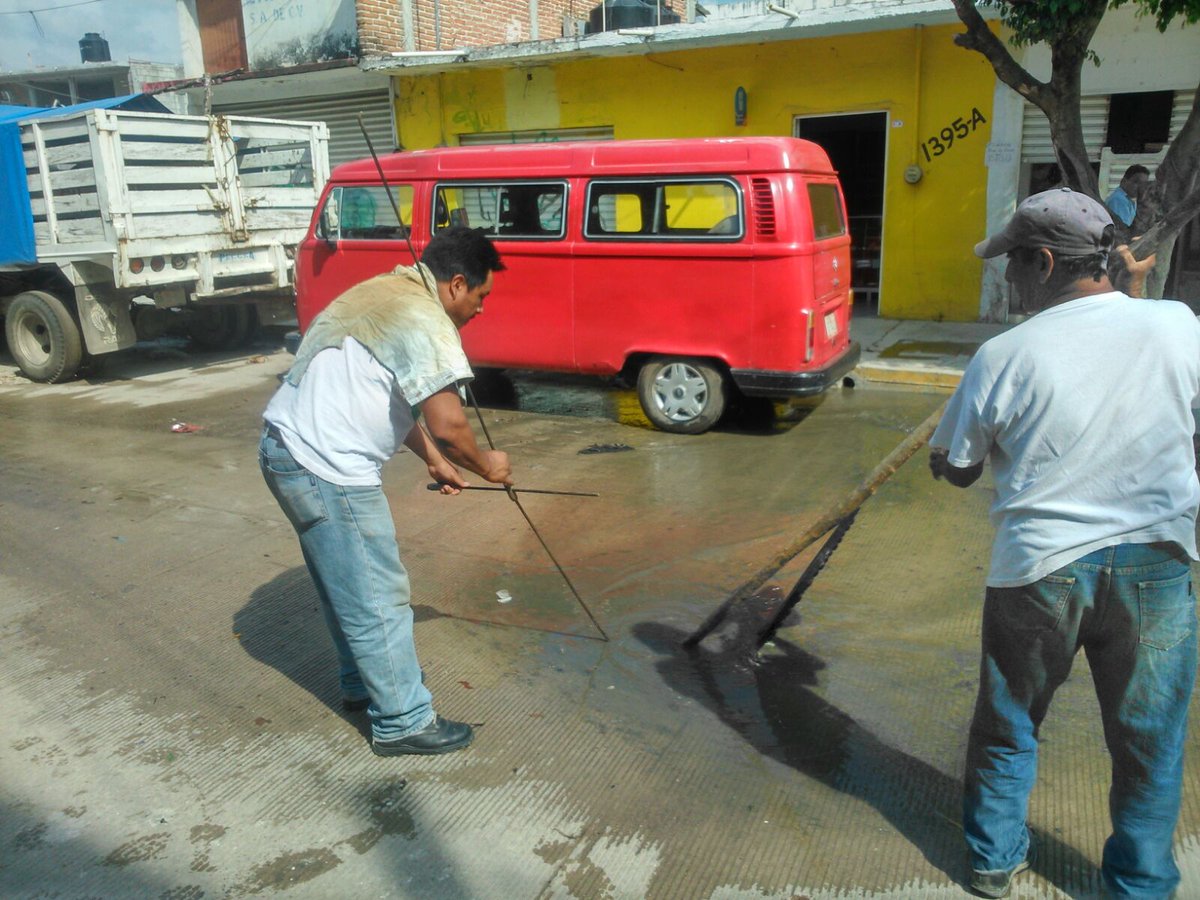 TuxtlaSMAPA's tweet photo. Cuadrilla de #SMAPA realiza trabajos de desazolve de drenaje en 10a. Sur, esquina 13 Oriente, Barrio Santa Cruz. https://t.co/Q7W46RzRGF