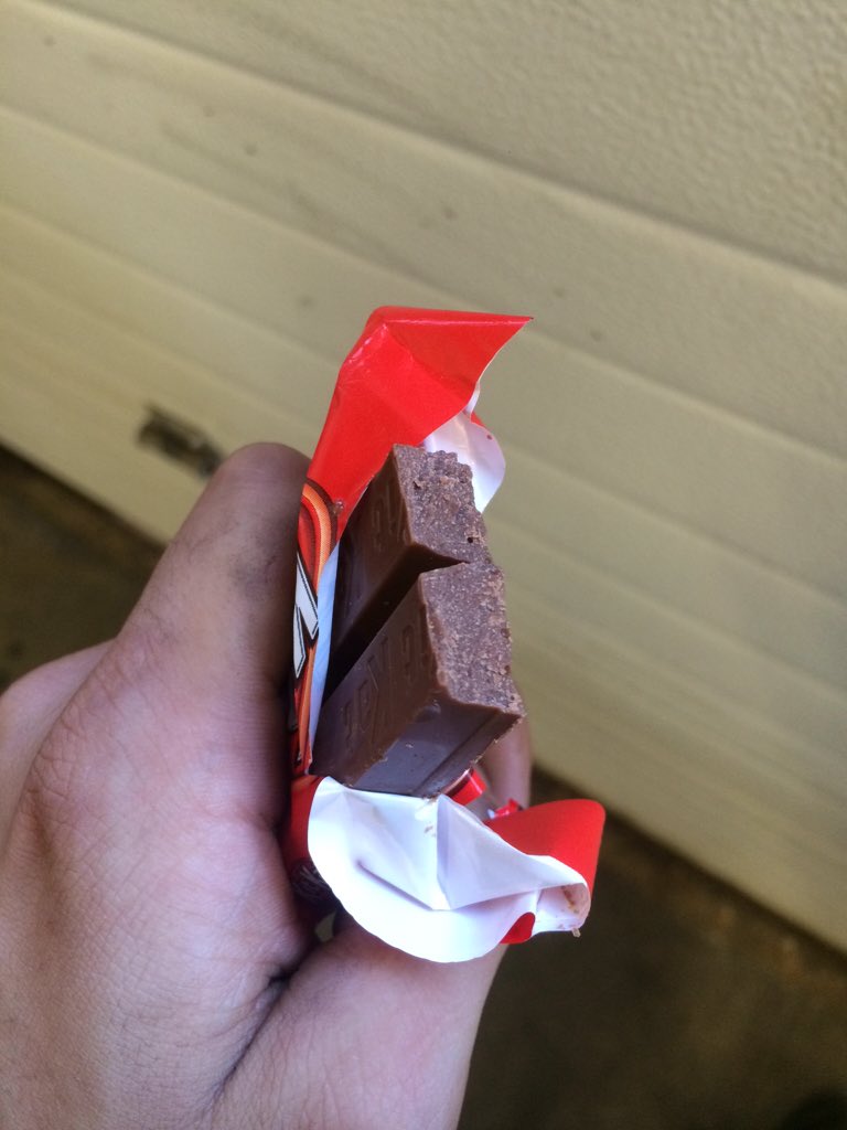 DamienTheLion's tweet photo. @KITKAT I've been eating kit kats for 22 years and this is the first time this has ever happened the confusion!!! https://t.co/aQAD6L0m7S