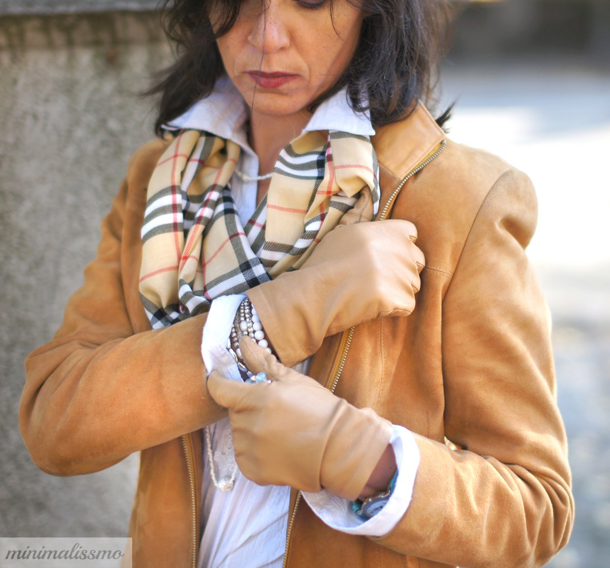 minimalissmo's tweet photo. Suede jacket, jeans and animal pattern acesories. https://t.co/ccdM9qzmnF https://t.co/mOQl3bxs9V