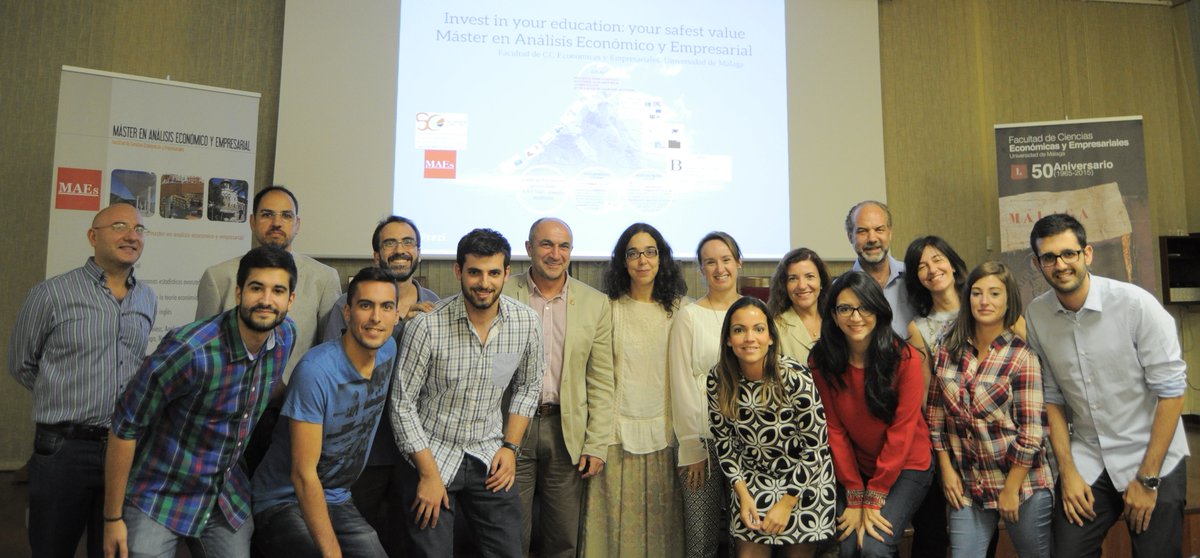 El Sr. Decano de la Facultad de Ciencias Económicas y Empresariales entrega los diplomas MAEs @posgradouma <a href="/FCEEUMA/">Facultad Económicas</a>