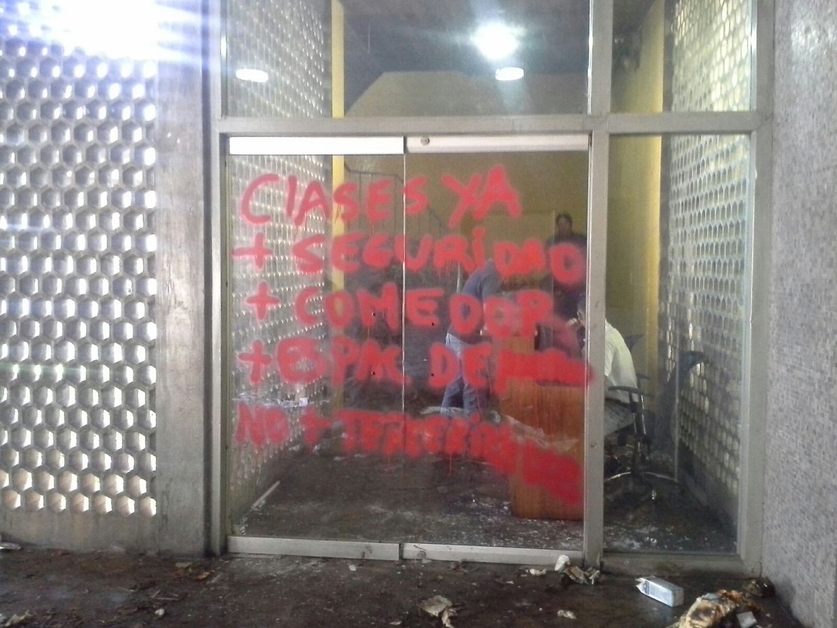 UCVISTAS's tweet photo. Parte de los destrozos por grupos violentos  en el Rectorado de la #UCV el día de Hoy mientras se realizaba el CU https://t.co/jMgxNDUwqr