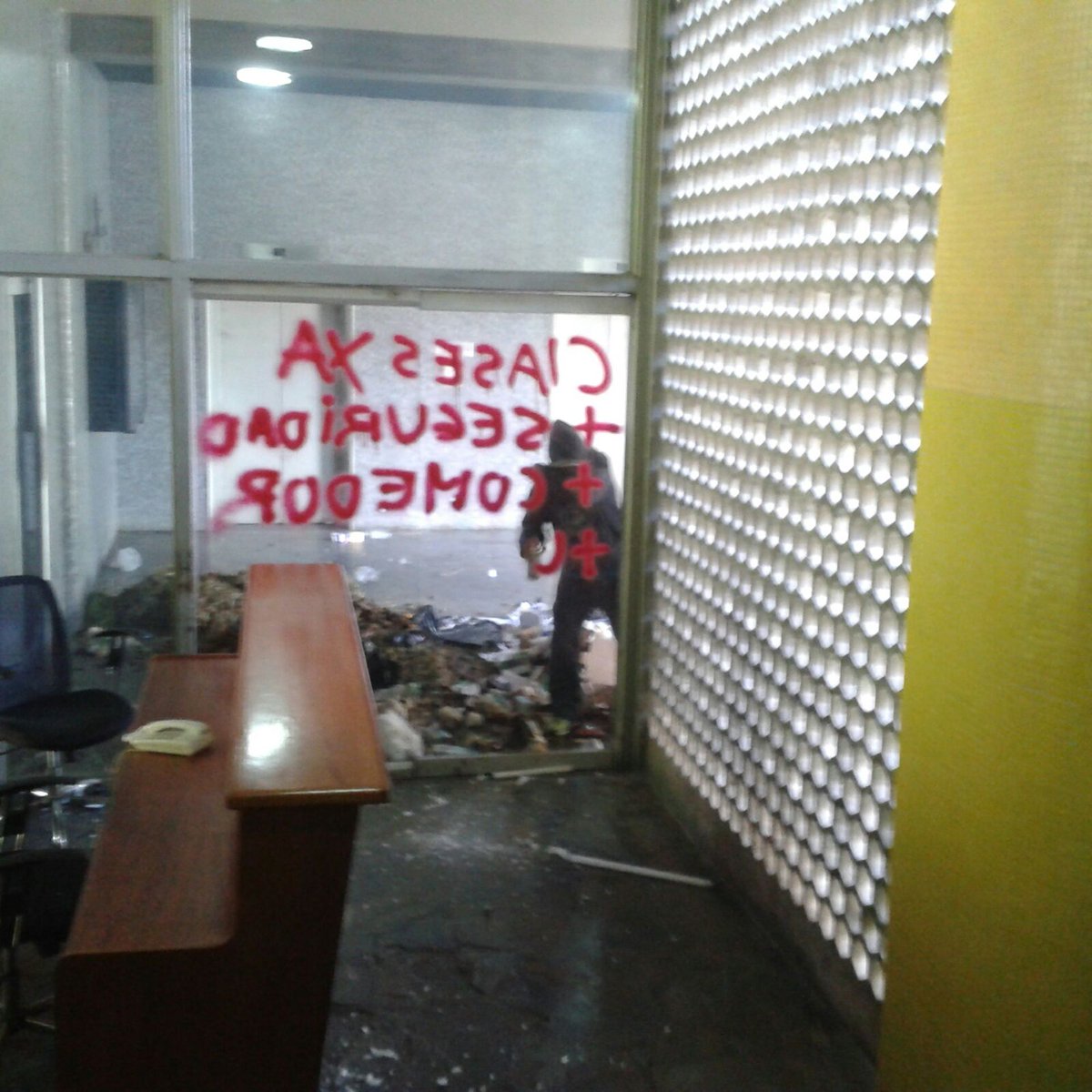 UCVISTAS's tweet photo. Parte de los destrozos por grupos violentos  en el Rectorado de la #UCV el día de Hoy mientras se realizaba el CU https://t.co/jMgxNDUwqr