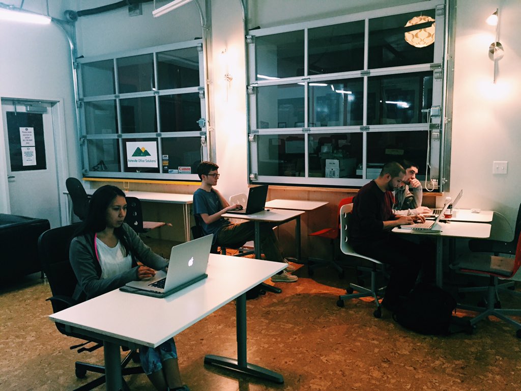 TweetTechTalent's tweet photo. Asheville vibes!#PopupCode students learning Ruby last night @ one of our favorite creative spaces, @MojoCoworking! https://t.co/YjctCl0wBo
