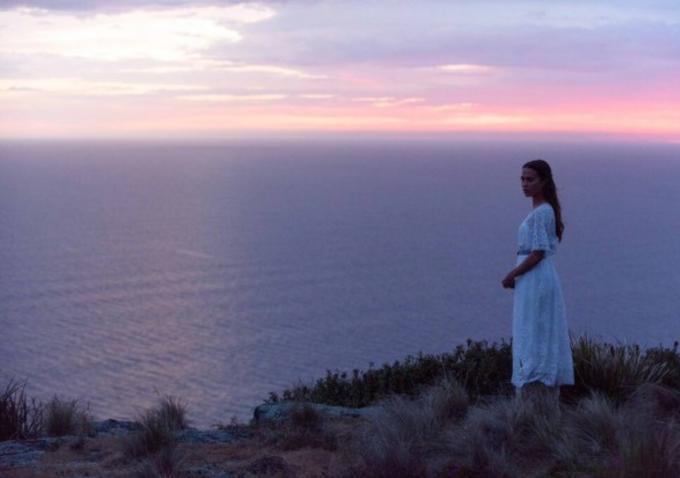 IndieWire's tweet photo. First look at Alicia Vikander in Derek Cianfrance's THE LIGHT BETWEEN OCEANS: https://t.co/OH8VbGn25x https://t.co/uZsIiJEMOY