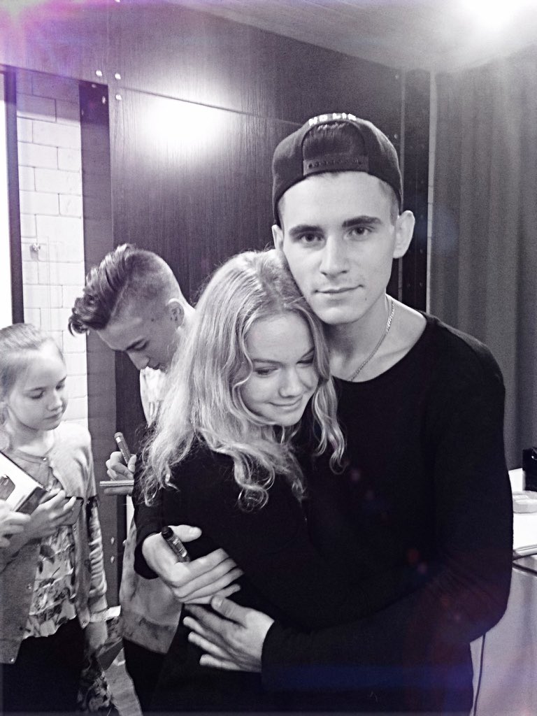AlenaSnow_1's tweet photo. Спасибо большое #TheBloggersTour2015 я смогла увидеть @VBerBeryy и @Houusse! Они такие заи, у меня слов не хватает.💜 https://t.co/LPUYBMH0fh