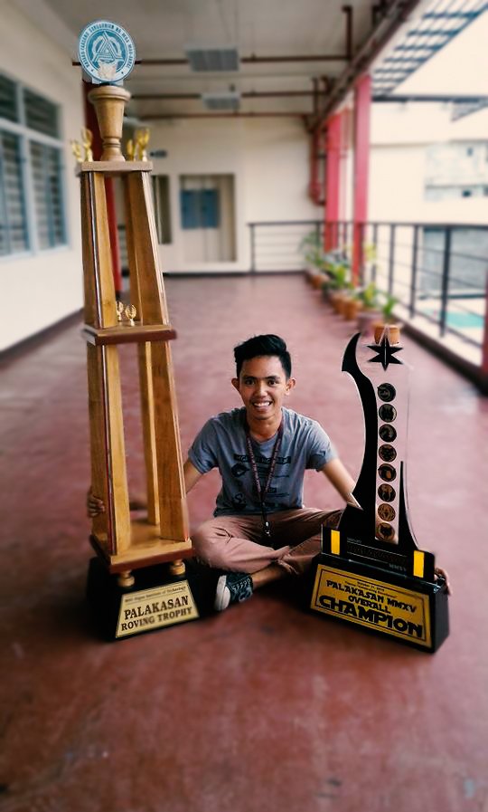 heyrexjohn's tweet photo. Dili nalang i-profile pic para dili macrop-out out ang roving trophy. hahahaha
#PalakasanMMXV #BugaCOE https://t.co/ygBe7yjHE4