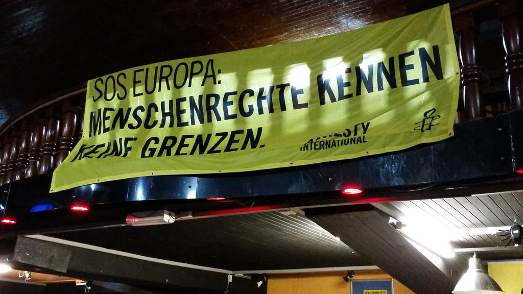 Showtime! Unser #refugeeswelcome -Abend beginnt mit <a href="/GeorgaufLieder/">Georg auf Lieder</a> Yay!