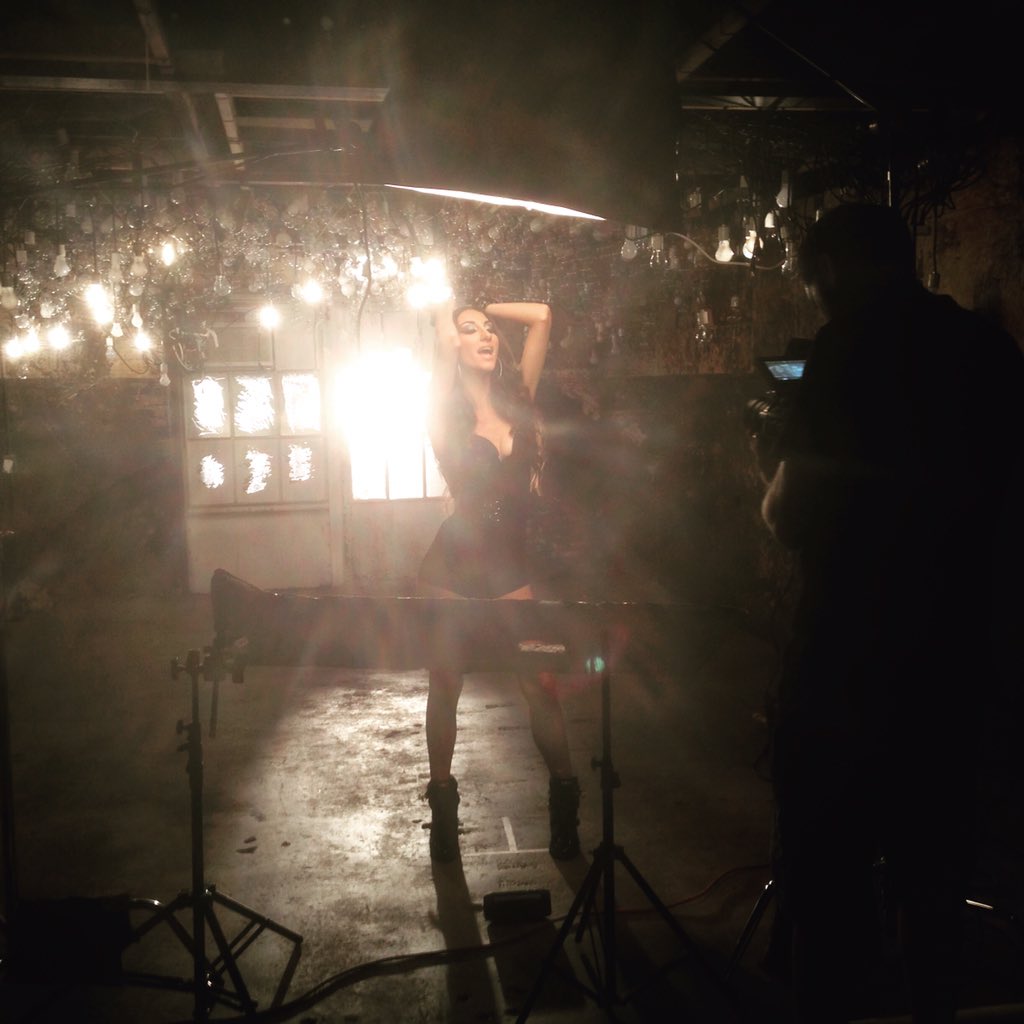 KrisAlberts's tweet photo. #behindthescenes HURRICANE music video! Out now! #strikeapose #workforthecamera #getyourbeyonceon #DIVA π https://t.co/p0dqwkROWR