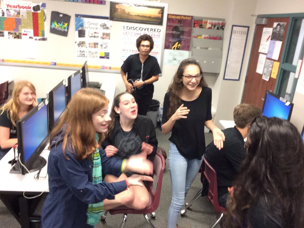 mr_larsen5's tweet photo. When your NP class talks AP Style rules and a debate breaks out over the Oxford comma. #jnerds https://t.co/FrhvBXObOt