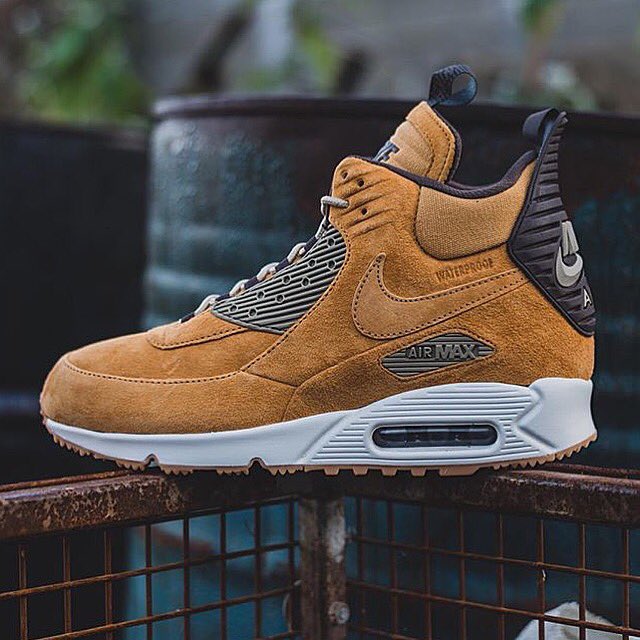Creperoom's tweet photo. It's sneaker boot season and Nike are at it hard.

This Nike Air Max 90 sneaker boot 'Bronze' releases tonight. https://t.co/UNYaw6RiXE